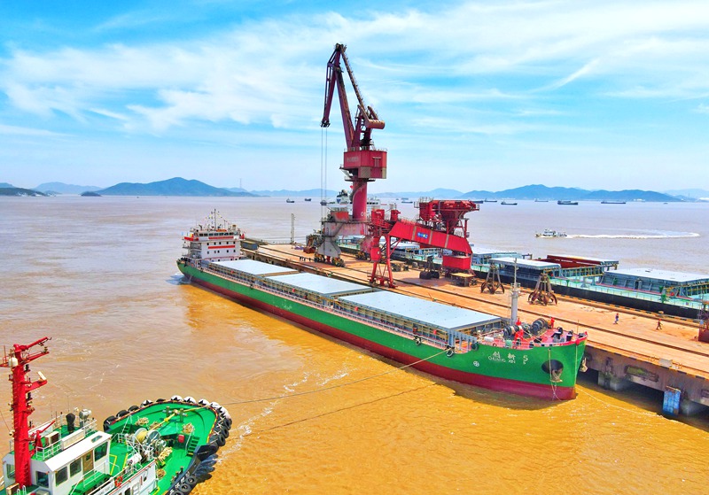 九游娱乐：首过三峡！万吨江海直达轮挺进长江上游(图1)