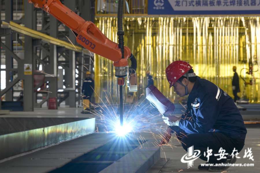 九游娱乐：绿色+智能制造世界最宽、最大跨度公铁两用大桥钢梁的智能工厂正式投产(图1)