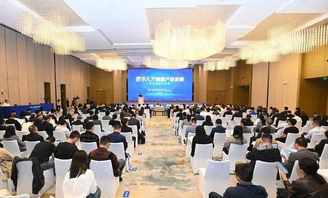九游娱乐平台：院士专家齐聚重庆两江新区共绘数字人才赋能产业新蓝图(图1)