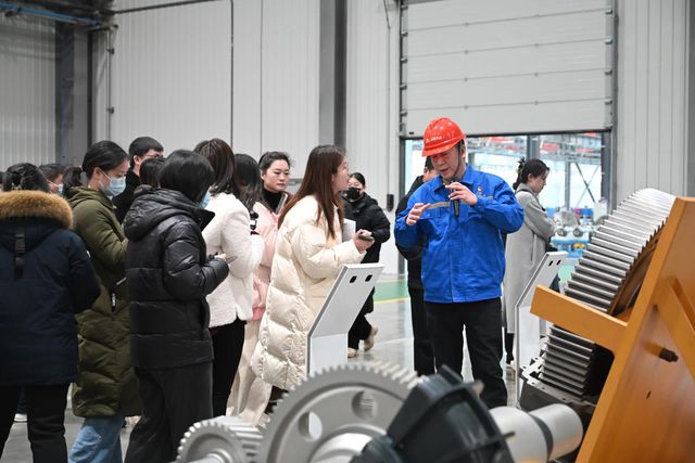 九游娱乐：智启未来：走进郑州高新区探秘机器人产业(图3)