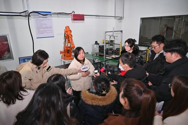 九游娱乐：智启未来：走进郑州高新区探秘机器人产业(图6)