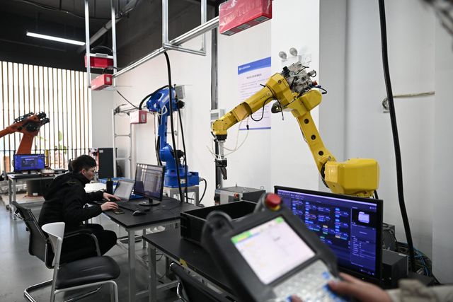 九游娱乐：智启未来：走进郑州高新区探秘机器人产业(图5)