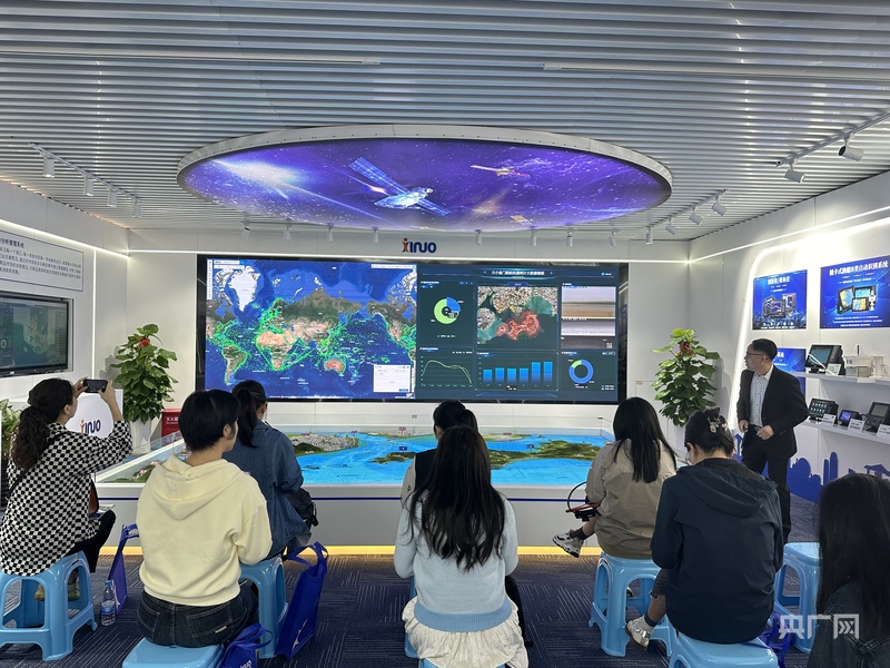 九游娱乐网站：探营厦门鸿蒙生态多方携手共绘数智新蓝图(图1)
