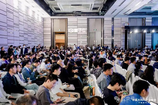 九游娱乐网站：DeepSeek引爆「万物皆可AI」时代20余位大咖分析行业痛点(图1)