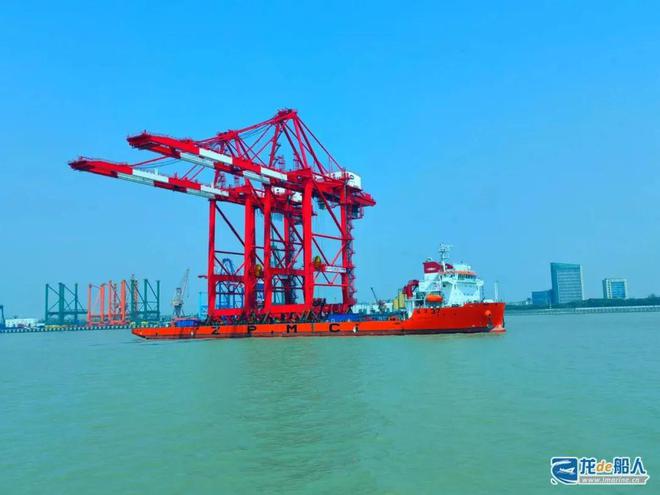 九游娱乐平台：自主设计建造！3万吨级！“振华37”轮开启首航(图1)