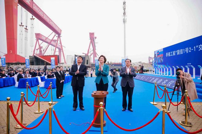 九游娱乐网站：全球首艘15万吨级智慧渔业大型养殖工船“国信1号2-1”在青岛交付运营(图2)