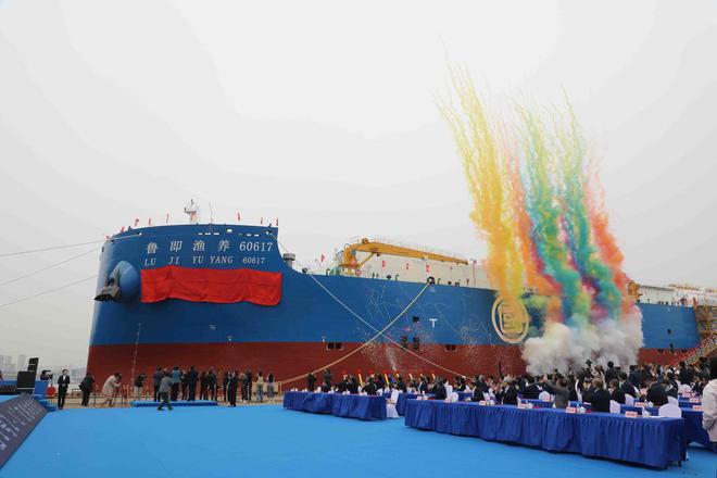 九游娱乐网站：全球首艘15万吨级智慧渔业大型养殖工船“国信1号2-1”在青岛交付运营(图1)