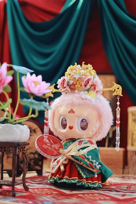 九游娱乐：谁在给“顶流”LABUBU做新衣(图1)