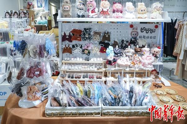 九游娱乐：谁在给“顶流”LABUBU做新衣(图3)