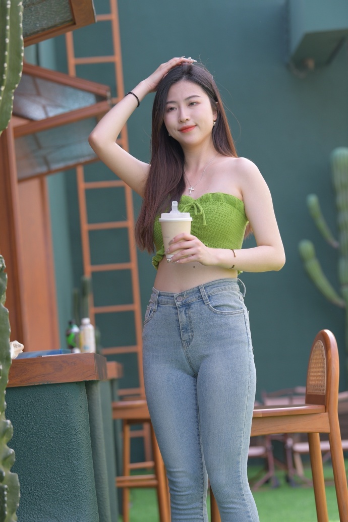 九游娱乐网站：妈妈躺下掰开双腿让儿子c(图1)