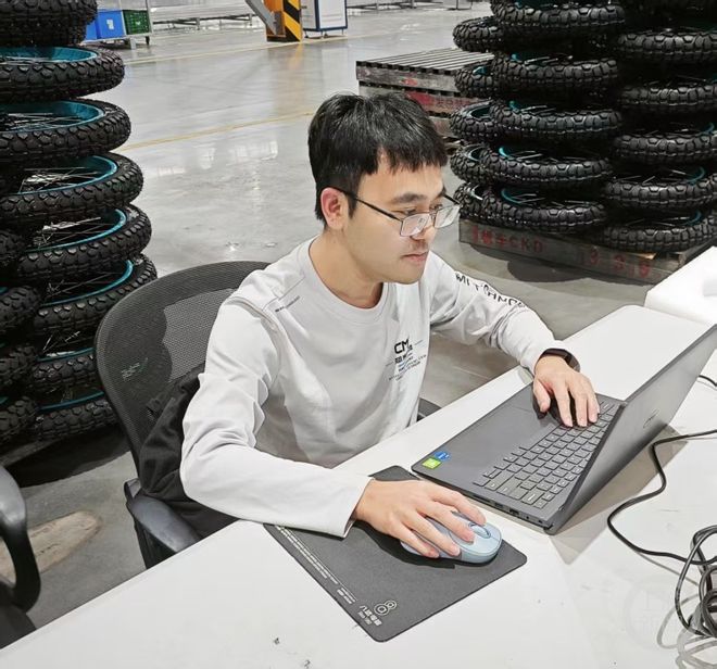 九游娱乐网站：七十三行丨工业互联网运维师：生产车间“云上智控”重塑制造基因(图3)