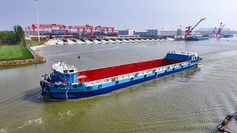 九游娱乐网站：济宁港航集团首获新能源船舶补贴国补撬动内河航运绿色变革(图3)