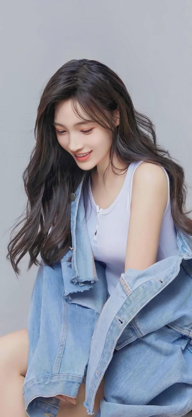 九游娱乐：两个女的扒开内衣电影(图1)