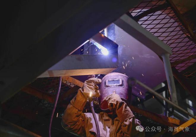 九游娱乐：远水难解近渴——韩国造船业寄望人形机器人缓解造船工人短缺难题(图2)