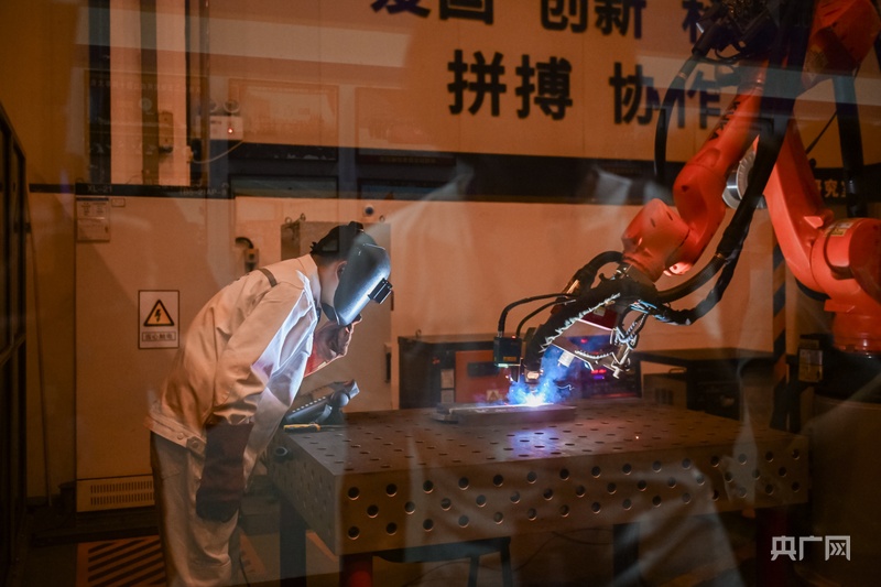 九游娱乐：高质量发展看中国丨以毫厘定乾坤技能人才锻造制造强省(图3)