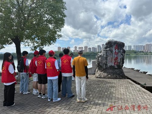 九游娱乐平台：在红色沃土中淬炼青春信仰——江西工商职业技术学院“匠心筑梦・星火传承”实践队在于都开展暑期大思政实践活动(图2)