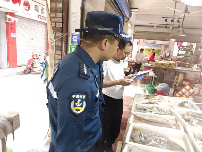 九游娱乐平台：普法宣传+智慧监管+专项检查！上海奉贤海警局筑牢伏季休渔防线(图3)