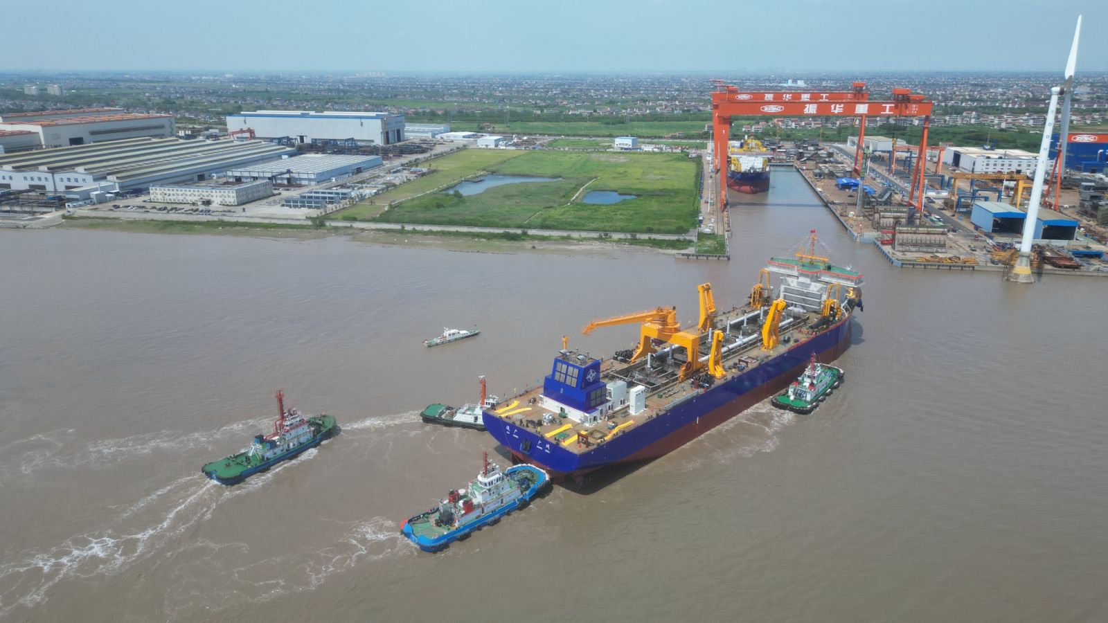九游娱乐网站：我國自主研制超大型耙吸挖泥船在江蘇啟東下水(图2)