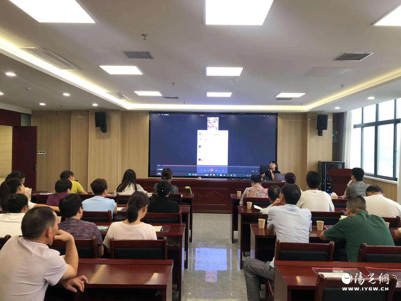 九游娱乐：汉滨区五里工业集中区组织互联网营销师培训(图3)