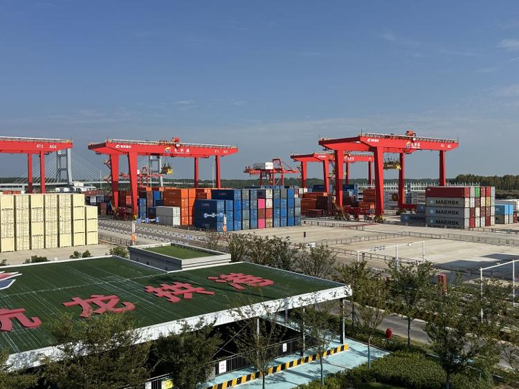 九游娱乐网站：海报观察丨千年运河驶出“千亿巨轮”山东济宁正向北方内河航运中心全速迈进(图2)