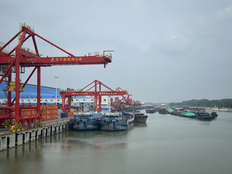 九游娱乐网站：海报观察丨千年运河驶出“千亿巨轮”山东济宁正向北方内河航运中心全速迈进(图1)