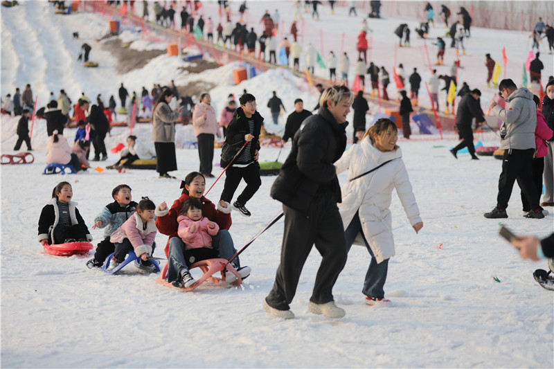 九游娱乐网站：绘出三年蓝图打造现代服务业新高地(图1)