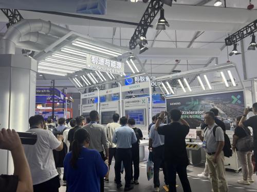 九游娱乐平台：红壹科技携钉铛云AIOS亮相2025阿里云栖大会官宣B轮新融资(图3)