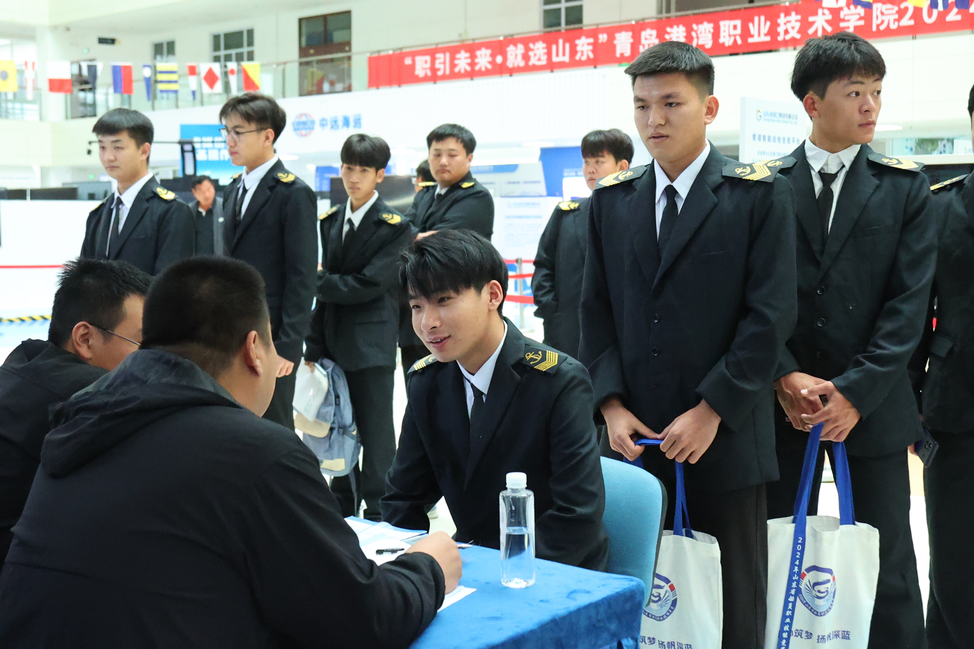 九游娱乐平台：“职引未来就选山东”2024年航海类毕业生就业实习双选会在青岛港湾职业技术学院举行(图2)