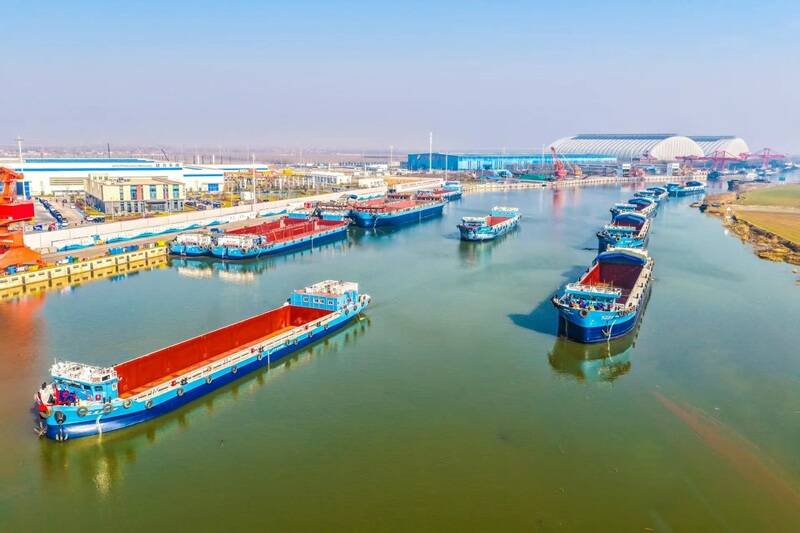 九游娱乐平台：“绿色智能”领航新能船业超额完成2025年度交船任务(图2)