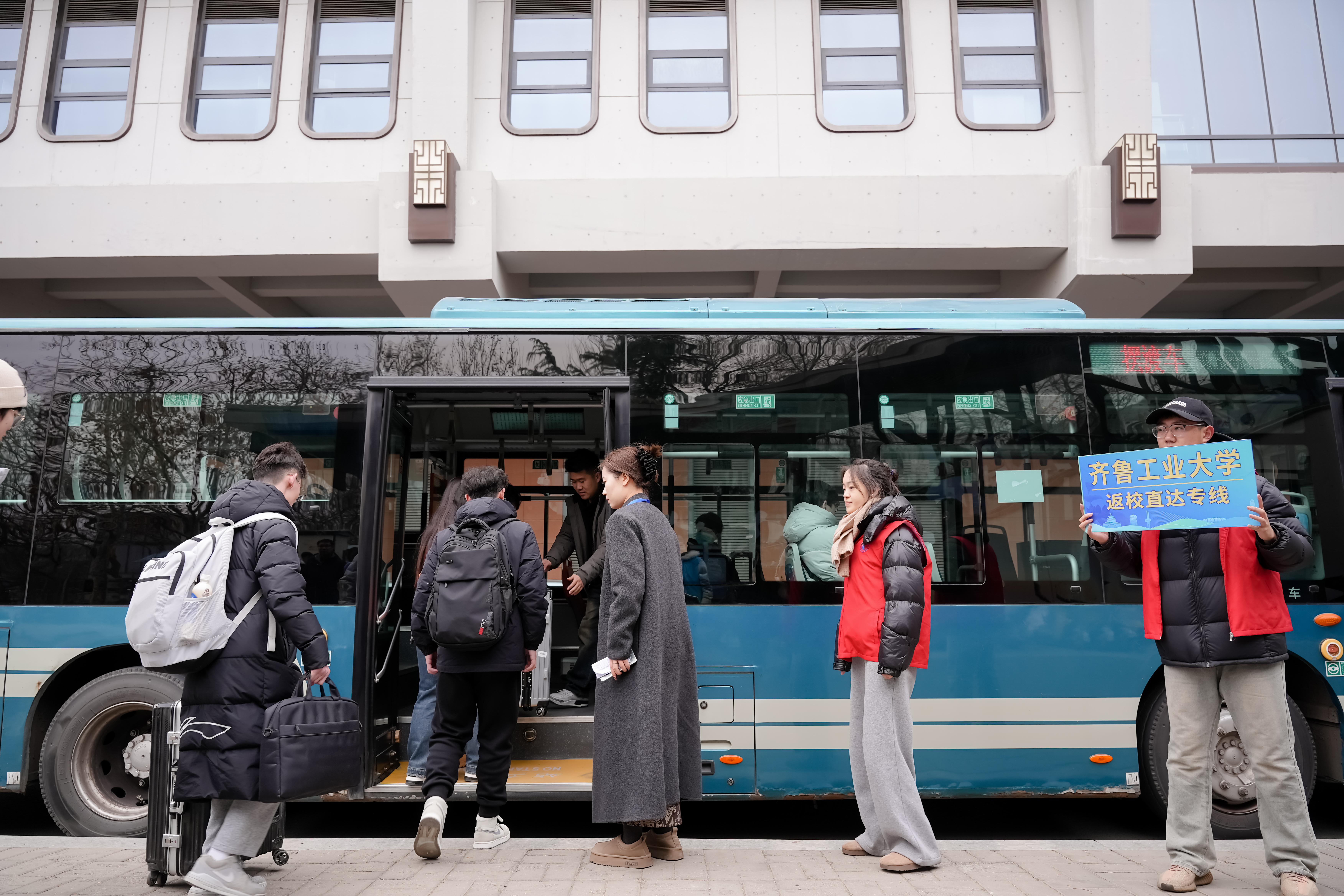 九游娱乐平台：齐鲁工大定制公交“点对点”一键开启无忧返校(图1)