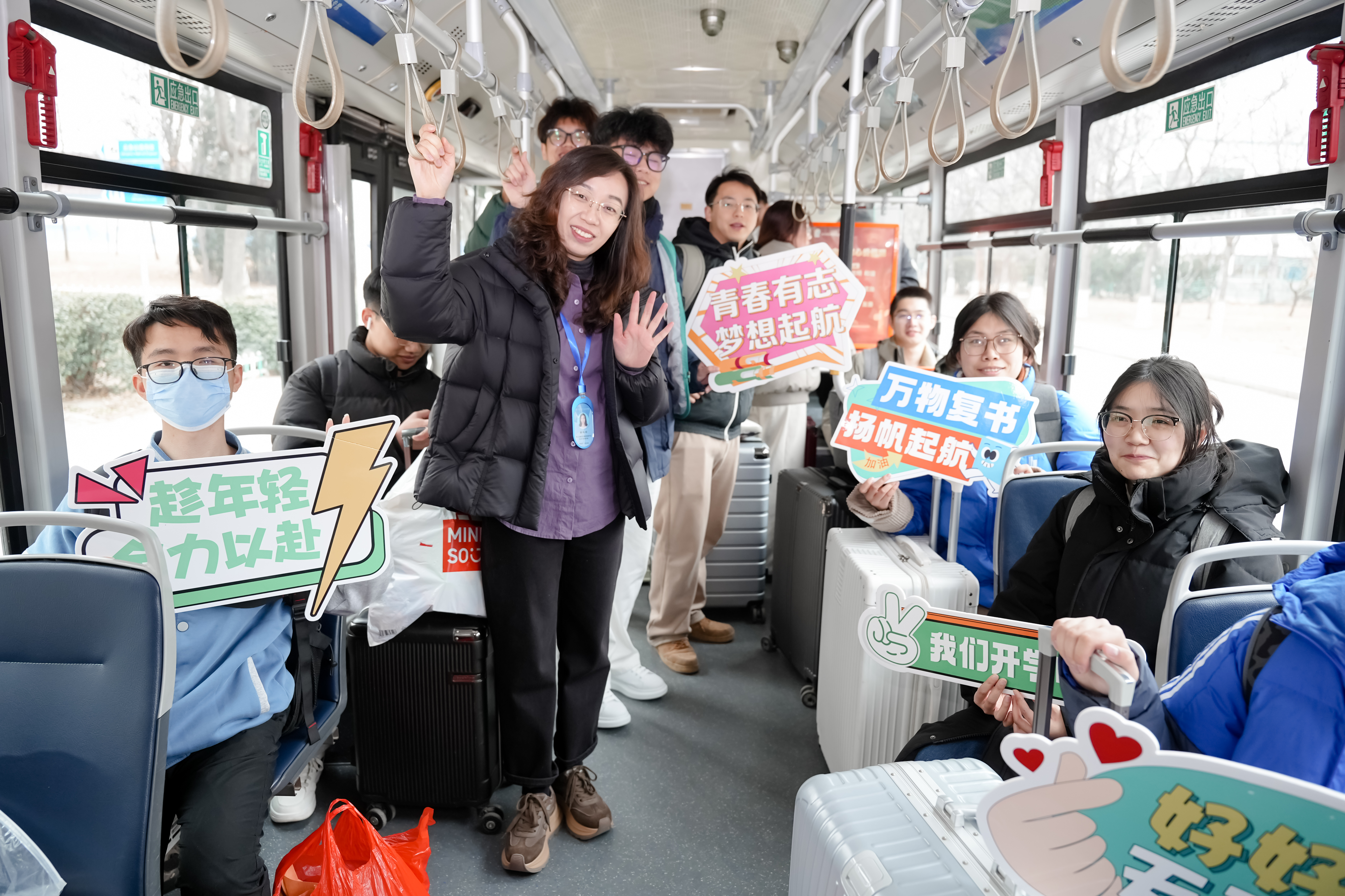 九游娱乐平台：齐鲁工大定制公交“点对点”一键开启无忧返校(图2)