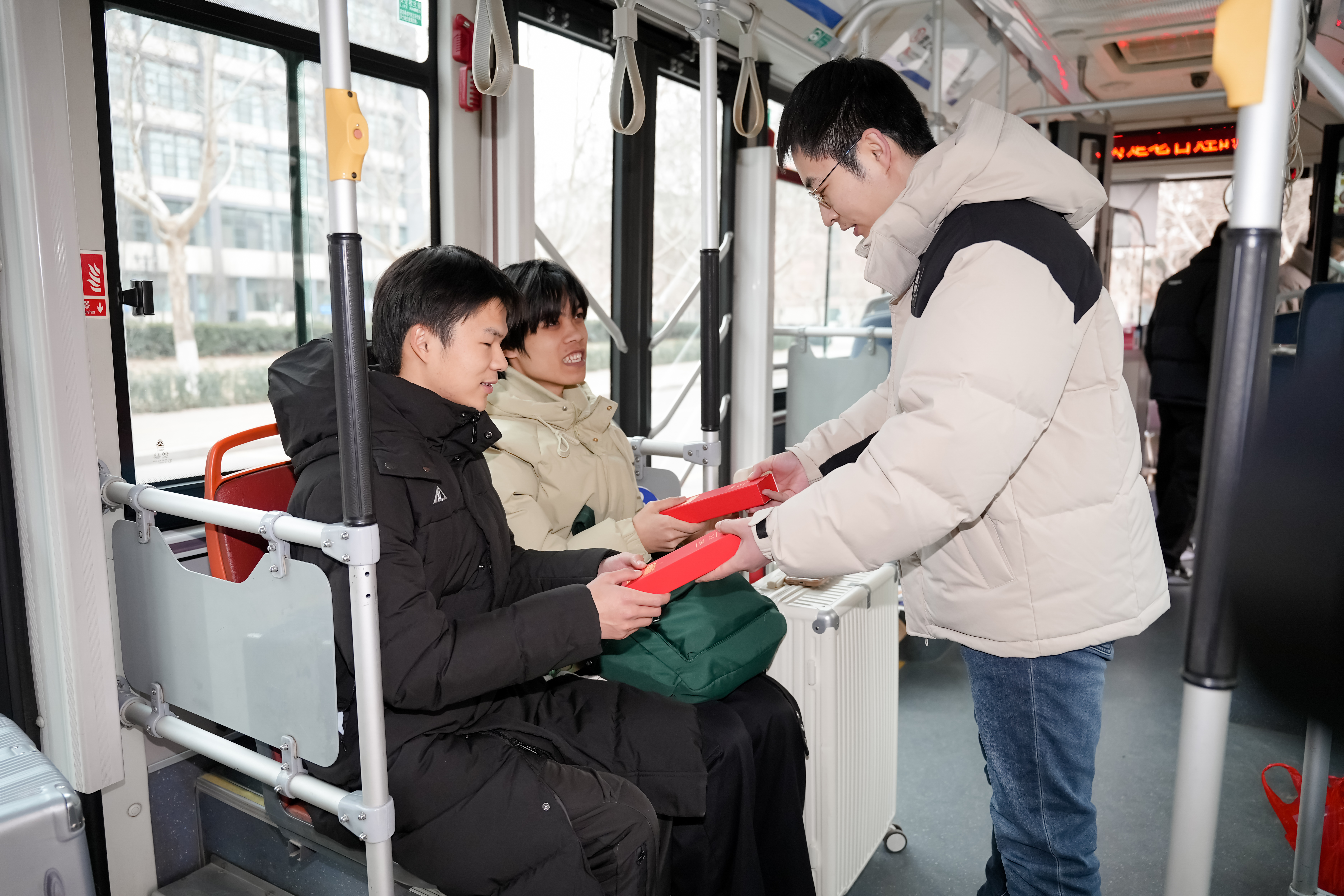 九游娱乐平台：齐鲁工大定制公交“点对点”一键开启无忧返校(图3)