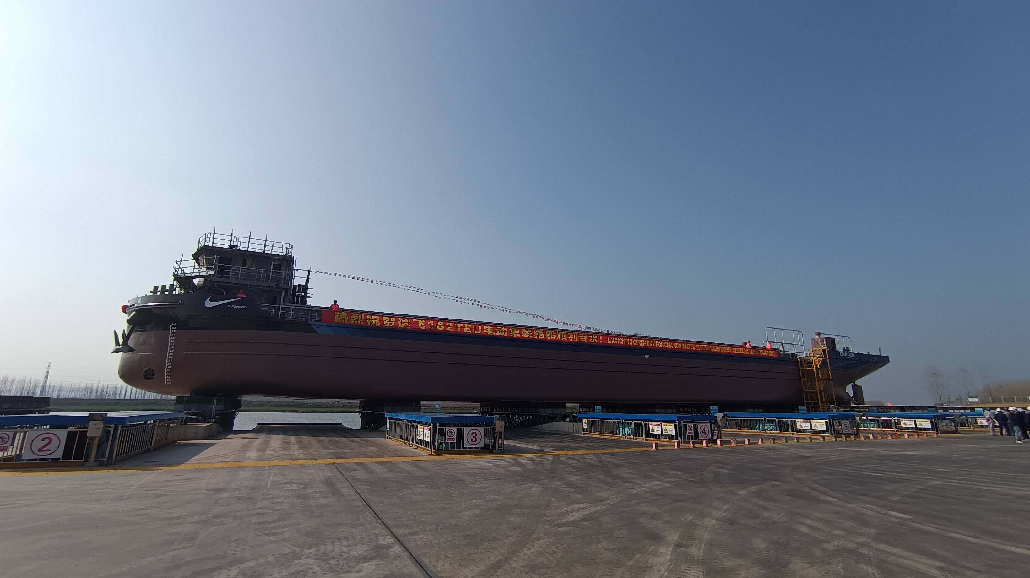 九游娱乐网站：国产首艘出口纯电内河船今日下水中国“绿舟”驶向国际市场(图1)