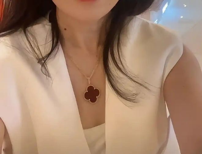 九游娱乐网站：陪读妈妈怒怼牢A脖子上的“认主项链”被沪爷认出暴露真相(图6)