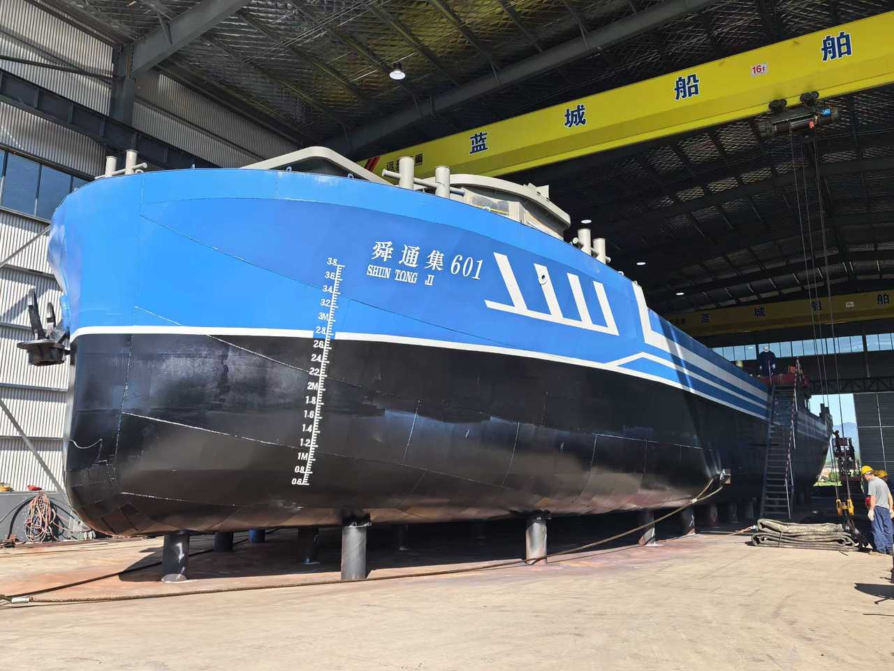 九游娱乐:从一艘船到一个港纯甲醇电动智能船引领绿色转型(图1)