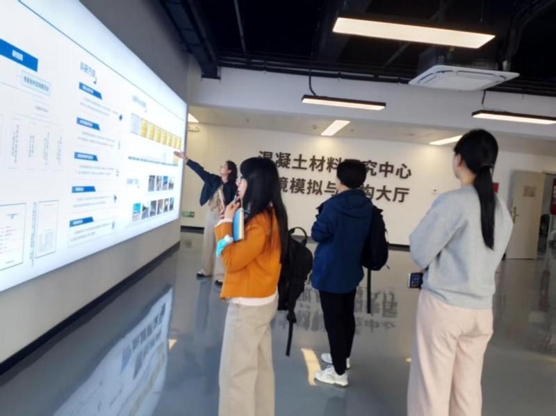 九游娱乐网站：成都东部新区市场监管局牵线搭桥——川橡集团赴蜀道建筑科技实验室参观学习(图1)