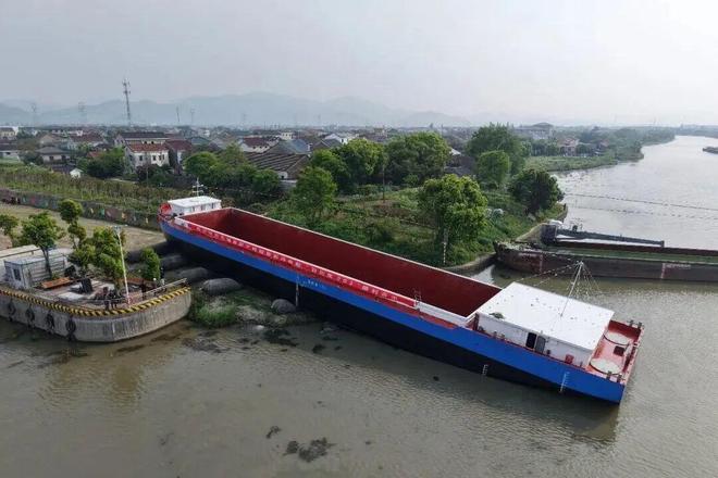 九游娱乐平台：全市首艘千吨级智能纯电动船下水(图2)