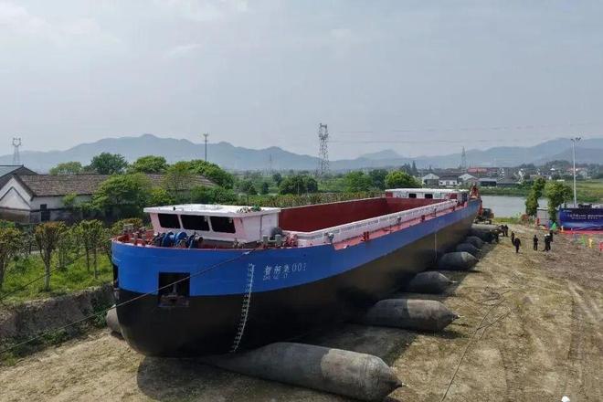 九游娱乐平台：全市首艘千吨级智能纯电动船下水(图1)