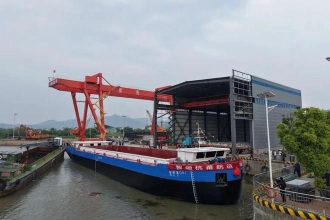 九游娱乐平台：全市首艘千吨级智能纯电动船下水(图3)